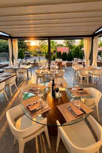 a restaurant with tables and chairs and the sunset at Baco Da Seta Residence con Piscina - Venezia Mestre in Mestre