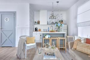 a living room with a couch and a table at Apartament Aqua Przystań 80 - Rumia Novum, przy AQUAPARKREDA, z balkonem i bezpłatnym parkingiem in Rumia