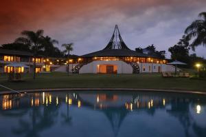 白河温克勒普瑞米尔酒店的一座建筑,在晚上前方有一个游泳池