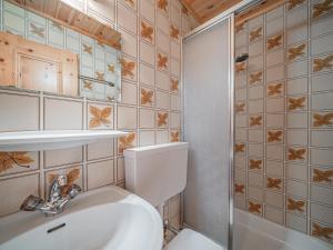 a bathroom with a toilet and a sink at Andre Top 2 in Wald im Pinzgau