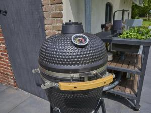 a grill sitting on a table next to a table at The Green Wellness Cabin in Haaksbergen