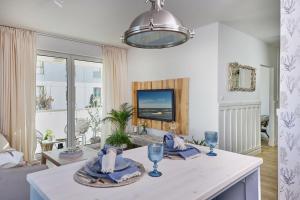 a living room with a table with two chairs at Apartament Aqua Przystań 80 - Rumia Novum, przy AQUAPARKREDA, z balkonem i bezpłatnym parkingiem in Rumia