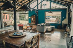 a living room with a table and a couch at Chacara da Dinda in Piraquara