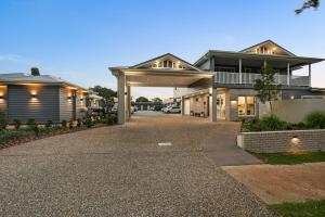 a driveway leading to a house with a garage at Avenue WEST Studio Units in Toowoomba