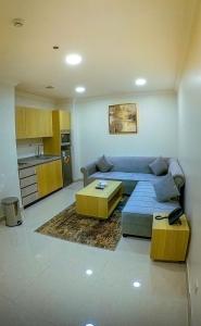 a living room with a couch and a table at فيوبارك 2للشقق المخدومة درجةاقتصادية in Al Ahsa +24 photos