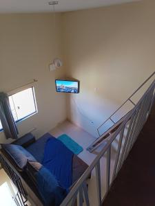 a room with a blue bed and a window at Loft confortável in Morro do Chapéu