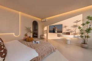 a bedroom with a large bed and a painting on the wall at Mountain Resort Hotel in Dali +82 photos