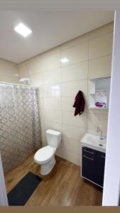 a bathroom with a toilet and a sink at Borges Hotel, endereço Boa Vista das Missões in Jabuticaba