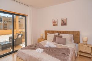 a bedroom with a large bed and a balcony at Terrace View - Estrela Apartment in Luz