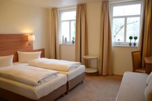 A bed or beds in a room at Hotel Mainblick Garni