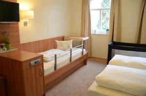 A bed or beds in a room at Hotel Mainblick Garni