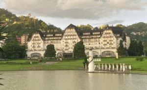 a large building sitting next to a body of water at Lofts aconchegantes no Palácio Quitandinha in Petrópolis
