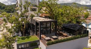an overhead view of a building with a roof at ON Smart Lofts - 3 min a pé da Oktoberfest com cama Queen in Blumenau