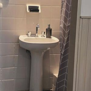 a bathroom with a white sink in a bathroom at Hotel barrica in Realicó +45 photos