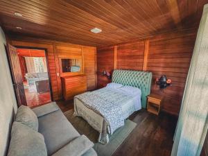 a small bedroom with a bed and a couch at Chacara da Dinda in Piraquara +61 photos