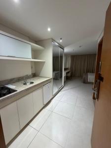 eine Küche mit Spüle und ein Zimmer mit Bett in der Unterkunft Flat em Palmas no Vivence hotel in Palmas