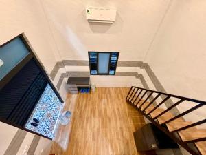 an overhead view of a room with a fish tank at Homestay Phương Chi in Ấp Mỹ Phước