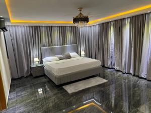 a bedroom with a bed and a chandelier at propiedad para pasarla bien in La Grúa