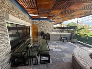 a patio with a table and chairs and a kitchen at propiedad para pasarla bien in La Grúa