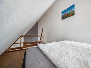 a bedroom with a bed and a picture on the wall at Stilvolles Studio nahe Müritzsee in Buchholz in Buchholz
