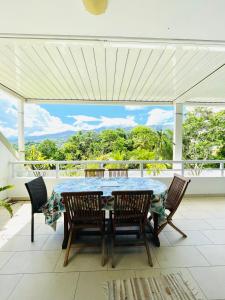 a dining room with a table and chairs at Le Reka du Grand Large in Papeete