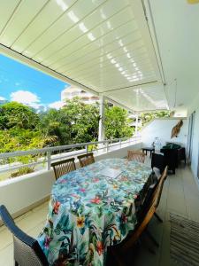 a balcony with a table and chairs on it at Le Reka du Grand Large in Papeete