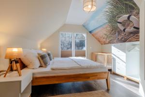a bedroom with a bed and a window at Witter Barg - Ferienwohnung mit Sauna in Koserow +18 photos