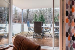 a screened in porch with a table and chairs at Witter Barg - Ferienwohnung mit Sauna in Koserow
