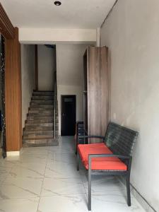 a bench sitting in a room with a staircase at Borde del lago in Panajachel