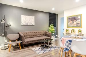 a living room with a couch and a table at Appartement Deux chambre Griffin Town in Montreal