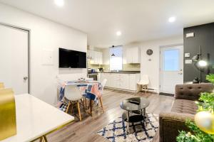 a living room and kitchen with a table and chairs at Appartement Deux chambre Griffin Town in Montreal