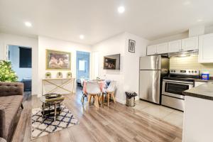 a kitchen and living room with a table and chairs at Appartement Deux chambre Griffin Town in Montreal
