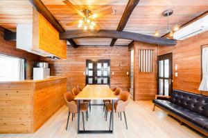 a dining room with a table and chairs at ウッドペッカーC棟BBQPetりんどう湖近くの一棟貸別荘 in Nasu