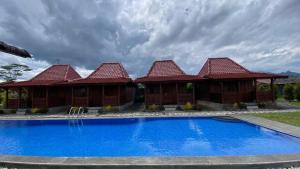 a house with a swimming pool in front of it at Katah Montana Villa in Tonoboyo