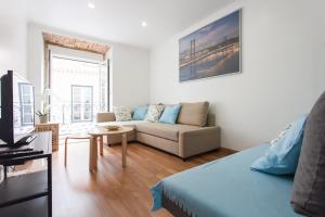 uma sala de estar com um sofá e uma mesa em Apartments Center Bairro Alto em Lisboa