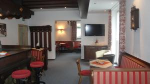 una habitación de hotel con bar y comedor en Pension Dorfplatzl, en Fusch an der Glocknerstrasse