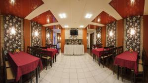 Reštaurácia alebo iné gastronomické zariadenie v ubytovaní Volgo-Don Hotel