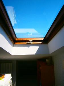 a skylight in the ceiling of a room at La Finestra sul Cielo in San Benedetto del Tronto