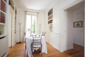 une salle à manger blanche avec une table et des chaises dans l'établissement Terrace Jewel by Campo de Fiori, à Rome