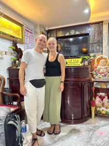a man and a woman posing for a picture at THANH THỦY HoTel in Hà Tiên