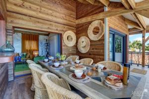 a dining room with a table and chairs at Villa Austral et Lagons in Étang-Salé