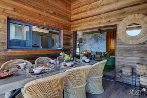 a dining room with a table and chairs at Villa Austral et Lagons in Étang-Salé