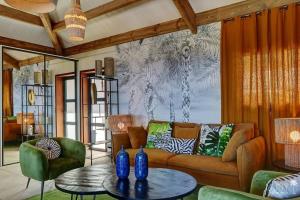 a living room with a couch and a table at Villa Austral et Lagons in Étang-Salé