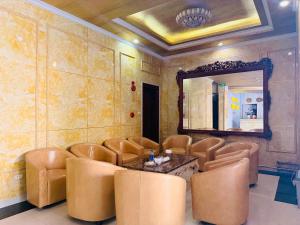 a waiting room with leather chairs and a mirror at Hoa Viên Hotel in Hòa Ðình