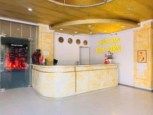 a restaurant with a counter in a building at Hoa Viên Hotel in Hòa Ðình