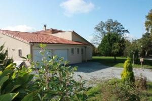 a house with a garden in front of it at Le pin parasol in Arnac-la-Poste