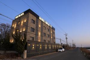 ein Gebäude mit Lichtern an der Seite in der Unterkunft 호텔 더블랙 in Hwangsan-do