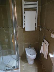 łazienka z prysznicem, toaletą i umywalką w obiekcie La Cupola Suite w Rzymie +12 zdjęć
