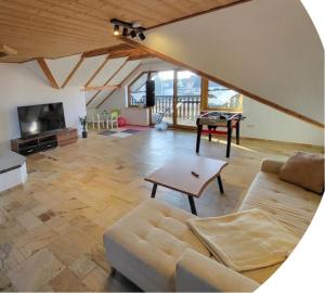 a living room with a couch and a table at Große Ferienwohnung nähe dem schönen Seenland in Merkendorf