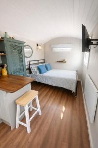 Ένα ή περισσότερα κρεβάτια σε δωμάτιο στο Ewes Rest Shepherds Hut